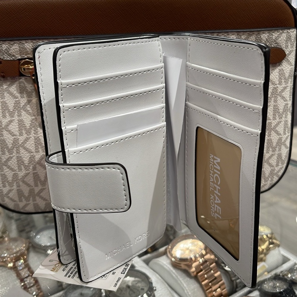 Michael Kors Medium Saffiano Leather Bifold Wallet Dragonfruit
NWT - Picture 6 of 16